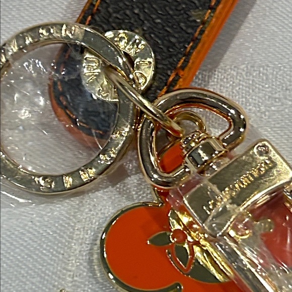 V KEY CHAIN - Picture 5 of 6